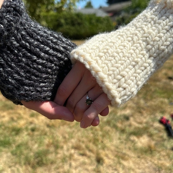NWT Hand Knit Chunky Wool Fingerless Gloves ~ Unisex - Picture 6 of 7